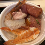 青森魚菜センター - 豪華丼完成〜！
      おばあちゃんの写真チェックも入りました！
      「この方が美味しそうに見えるじゃんね〜」と、エビの向きを変えてもらったよ！