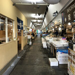 青森魚菜センター 本店 - こんな通路が3列。迷わなくていい！