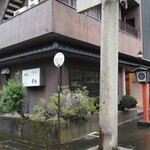 Nakamatsu - 松阜神社の鳥居の横にお店があります