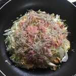 Gyoumu Su-Pa- - 先に広島のお好み焼き作る。
                        
                        ホットプレートはメンドクサイからフライパンで作る。
                        
                        定番のイカフライにとろ昆布♪
                        
                        
                        