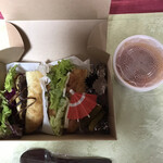 レスト ケイ ヤマウチ - 左は源氏和牛のハンバーグ、右はサーモン。