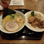 Genkotsuya - 中ラーメン、鶏もものから揚げサラダ添え