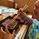 うな明 - パパが山椒を振って準備よし！