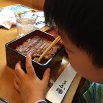 うな明 - 左下から食べ始める