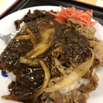 松屋 - 玉ねぎのシャキシャキ感がありスパイシーで美味い。