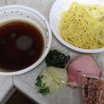 金町製麺 - 【テイクアウト】鶏清湯の追い節ワンタン麺（盛り付け前）