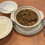 バーミヤン - じっくり煮込んだ牛肉の中華煮込み
            ライス、スープバー付き。