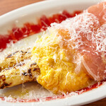 Trattoria Da KENZO - ホワイトアスパラガスのグリル・スクランブルエッグ・バルミジャーノ・生ハムと共に