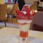 資生堂パーラー - “さくらももいちご”のストロベリーパフェ
