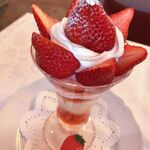 資生堂パーラー - “さくらももいちご”のストロベリーパフェ