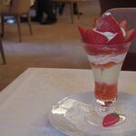 資生堂パーラー - “さくらももいちご”のストロベリーパフェ