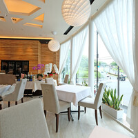 Le Studio - 店内のテーブル席の風景です