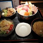 Yamagaki - 刺盛り丼定食(税込１０００円)は店内飲食をすると、お味噌汁とサラダが付きます！テイクアウトなら同額で海鮮丼だけ。