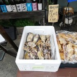 Yamagaki - 今日の室津？の生牡蠣は３００円/個。その場でも頂けるはず。殻は開けてくれます。