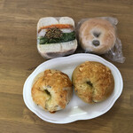 ベーグル研究所matatabi - 同じチーズ掛けでも、中味は違った味わいですよ❗️