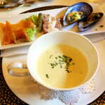 プティ シャルトルーズ - スープには生クリームがたっぷり使われる。古き良きフレンチを思わせる