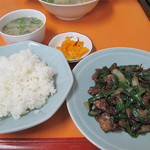 李華 - お客さんの半分以上が注文していたニラレバ定食620円です。ニラレバ・白ご飯・スープ・漬物の構成。