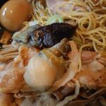 一条流がんこ総本家分家四谷荒木町 - 中央に夜光貝のスライスが2切れ