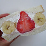 リコプラス - いちごとバナナのカルピスクリームサンド