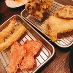 Orenchi - 紅生姜、イカ、エビ。右はキノコの天ぷら