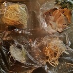 リバー - 料理写真:麺と、青ネギ、白髪ネギ、もやし、チャーシュー