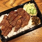 Toukaichiba Honkaku Shio Horumon Yakiniku Sumibi - 肉厚でジューシーな仙台名物牛タン弁当