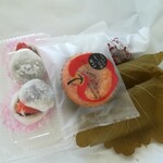 和菓子司　亀田屋 - 包装紙開けたところ
