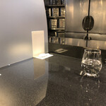 Japanese Soba Noodles 蔦 - カウンターは席数を半分に減らし、仕切りも設置