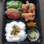 Resutoran Yuzunoki - 応援弁当「唐揚げ」「ハンバーグ」「ご飯」「サラダ」「香の物」「酢の物」などが盛り合わされています。