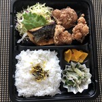 Resutoran Yuzunoki - 応援弁当「唐揚げ」「塩焼き鯖」「ご飯」「サラダ」「香の物」「酢の物」などが盛り合わされています。
