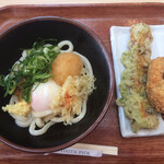 天つるり - 温玉ぶっかけうどん＋ちくわ天＋牛肉コロッケ  計803円税込