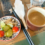 ラフ&タフ コーヒースタンド - ピクルス&スープ