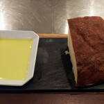 イル アオヤマ - ●自家製フォカッチャ、オリーブオイル