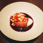 イル アオヤマ - ●デザート、トプフェン、完熟イチゴ、赤ワインソース