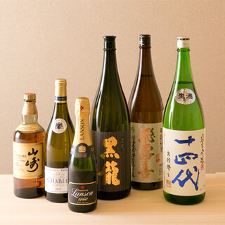 選りすぐりの日本酒やフランス産ワインが、鮨の味を際立たせる