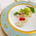 レストラン キルン - 金・銀の彩り、アールヌーボーを思わせる植物柄、ドットのような半球をあしらうデザインは、ノリタケの王道