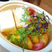 リストランテブレッツアディマーレ - 自家製フォカッチャと前菜(オムレツ・生ハム・ポテト・トマト・リーフ) リストランテブレッツアディマーレ - 自家製フォカッチャと前菜(オムレツ・生ハム・ポテト・トマト・リーフ)