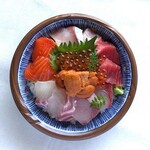 海鮮丼 スペシャル8種盛（生うに、本マグロ、イクラ入り）