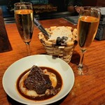 Atari Gastroteka - 牛ほほ肉の煮込みポテトピューレ添え4.5ユーロ、フルートグラスになみなみのカヴァ1杯4ユーロ