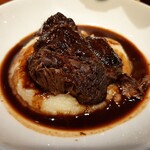 Atari Gastroteka - じっくり煮込まれ柔らかな牛ほほ肉、重厚な赤ワインソースとなめらかなマッシュポテトが合う！