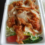 Tenjimbentou - 千切りキャベツにオーロラソース。その上に刻んだ鶏の唐揚げが盛られ、レモン、トマト、キュウリが彩りよく添えられています。