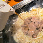 松尾ジンギスカン - タレをたっぷりかけて♪