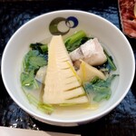 Kagurazaka Sushi Yamaai - お通し(タケノコと白身魚と春菊の塩だしスープ)