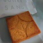 PRESS BUTTER SAND - 分厚いクッキー部分。この食感も味も最高！