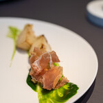 プレゼンテ スギ - 2020.4 蕪（昆布水で4時間煮上げた蕪をバターソテー、薄く削って乾燥させた生ハム、自家製パンを角切りにしたクルトン、蕪の葉とパセリのソース）