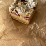 ベイク ルーム - STRAWBERRY & WHITE CHOCOLATE CRUMBLE 土台はタルト生地で、ホワイトチョコの生地に、ネチャネチャ苺のジャム！ざくざくクランブル！こってり甘くて幸せ。手間かかってるなぁ