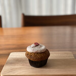 ベイク ルーム - SAKURA CUP CAKE 桜のカップケーキ。トップのマーブル桜色がステキ。カップケーキの生地は桜の葉の緑がかったもの。中までしっかり桜。ホワイトチョコレートも使われていてコッテリの甘さと桜香り。