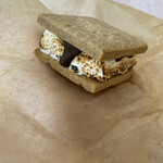 ベイク ルーム - S'MORE ずっと食べてみたかったスモア！！！挟んであるクッキーが想像してたのと違って、軽い！手作りマシュマロが、もちもち。上下にチョコレートがコーティングされていて、それがまた美味！また食べたいー