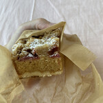 ベイク ルーム - ストロベリーホワイトチョコレートクランブル。横から見た様子。ね！土台、生地、苺ジャム、クランブル！！手間かかってる！