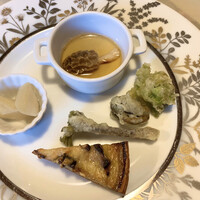 亜絲花 - キッシュチーズの味が強くてお酒のつまみに良いわ！！
                    山菜の味が強くて美味しかった！
                    モリユー初めて食べたモリユー。
                    
                    モリーユ煮たやつ
                    山ウドピクルス
                    キノコのキッシュ
                    山うど、くるみ、蕗の薹フリット